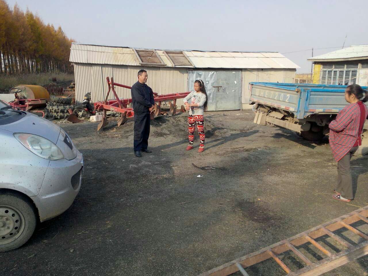 5.带队工作人员了解机手生活.jpg